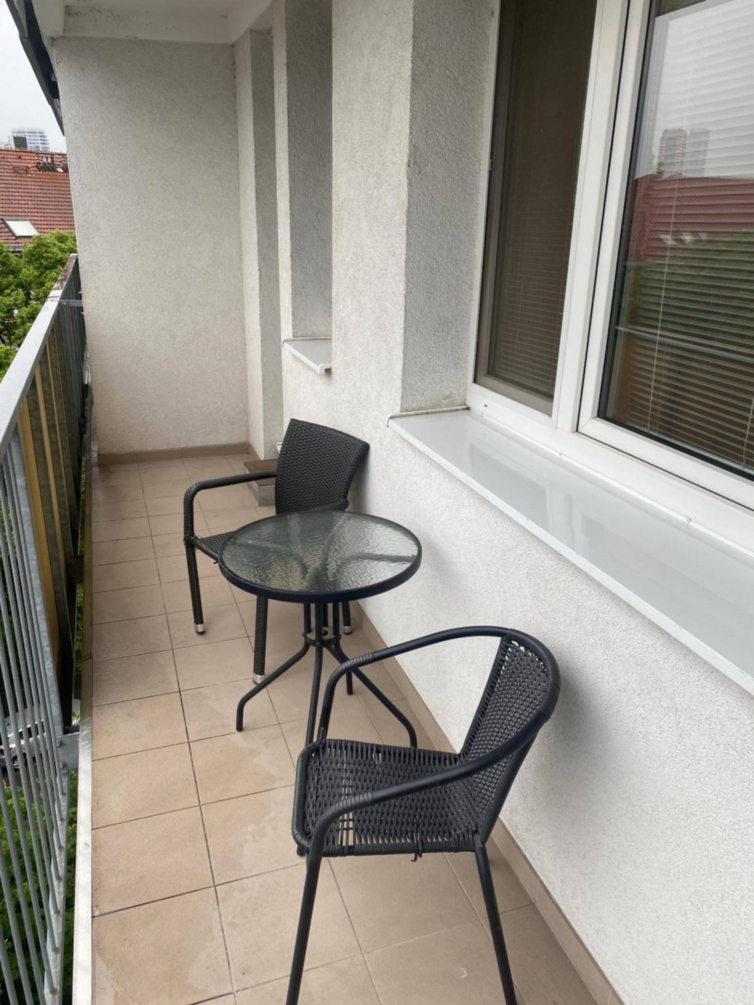 Nivy Balcony Next To Bus Station *